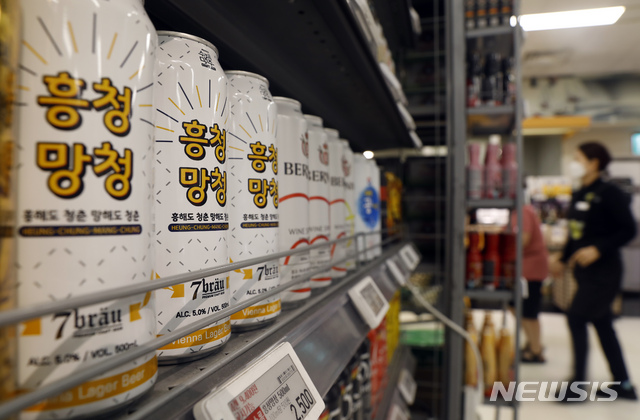 [서울=뉴시스] 고승민 기자 = 올해 상반기 우리나라 맥주 수입액이 지난해보다 5.4% 감소하고 국산 수제 맥주 수요가 늘어난 것으로 알려진 2일 서울의 한 대형마트에 국산 수제맥주가 진열돼 있다. 2021.08.02. kkssmm99@newsis.com