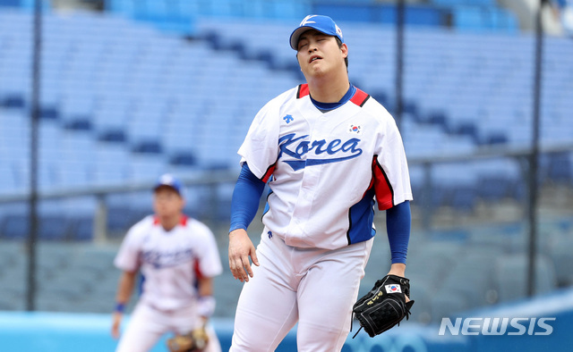 [요코하마(일본)=뉴시스] 이영환 기자 = 2일 오후 일본 요코하마 스타디움에서 열린 도쿄올림픽 야구 녹아웃 스테이지 2라운드 대한민국과 이스라엘의 경기, 5회초 최원준에 이어 마운드에 오른 세 번째 투수 조상우가 2사 만루의 위기에서 볼을 던진 후 아쉬워 하고 있다. 2021.08.02. 20hwan@newsis.com