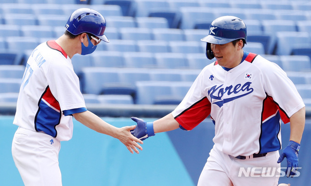 [요코하마(일본)=뉴시스] 이영환 기자 = 2일 오후 일본 요코하마 스타디움에서 열린 도쿄올림픽 야구 녹아웃 스테이지 2라운드 대한민국과 이스라엘의 경기, 5회말 김현수가 2사 2루에서 투런 홈런을 날린 후 베이스를 돌고 있다.21.08.02. 20hwan@newsis.com