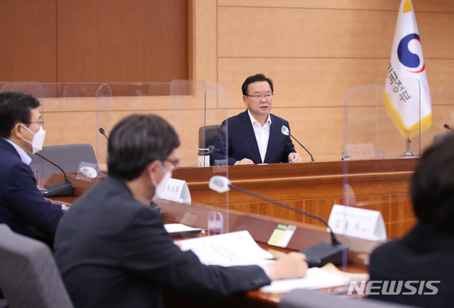 [서울=뉴시스] 김명원 기자 = 김부겸 국무총리가 2일 서울 종로구 정부서울청사 별관에서 열린 제23차 장애인 정책조정위원회에 참석해 발언하고 있다. 2021.08.02. kmx1105@newsis.com