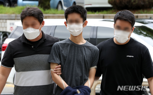 [서울=뉴시스] 백동현 기자 = 잠자던 60대 아버지를 흉기로 수차례 찔러 살해하려한 혐의를 받는 10대 청소년 A군이 2일 오후 서울 서초구 서울중앙지방법원에서 열린 구속 전 피의자심문(영장실질심사)에 출석하고 있다. 2021.08.02 livertrent@newsis.com