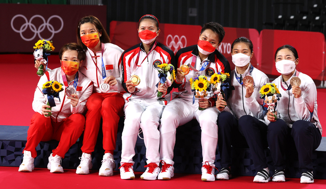 [도쿄(일본)=뉴시스] 최진석 기자 = 대한민국 김소영과 공희용이 2일 일본 도쿄 무사시노노모리 종합 스포츠플라자에서 열린 '2020 도쿄올림픽' 배드민턴 여자 복식에서 동메달을 차지한 뒤 시상식에서 메식달리스트들과 기념촬영을 하고 있다. 2021.08.02. myjs@newsis.com