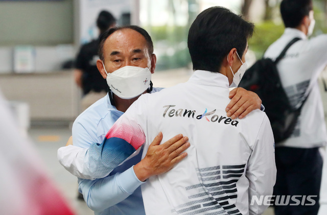 [인천공항=뉴시스] 배훈식 기자 = 2020 도쿄올림픽 축구 8강의 성적을 거둔 김학범 올림픽대표팀 감독과 이강인이 2일 오후 인천국제공항을 통해 귀국하며 포옹하고 있다. 2021.08.02. dahora83@newsis.com