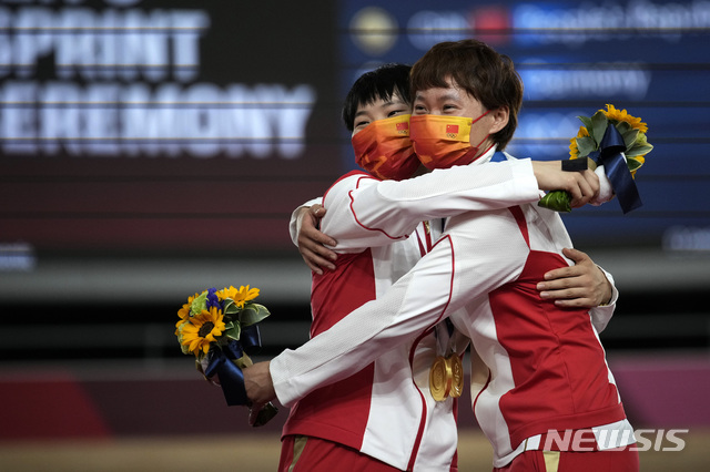 [일본=AP/뉴시스] 2020 도쿄올림픽 사이클 여자 단체스프린트에서 금메달을 딴 중국 바오산쥐(왼쪽)과 중톈스. 2020.08.03.
