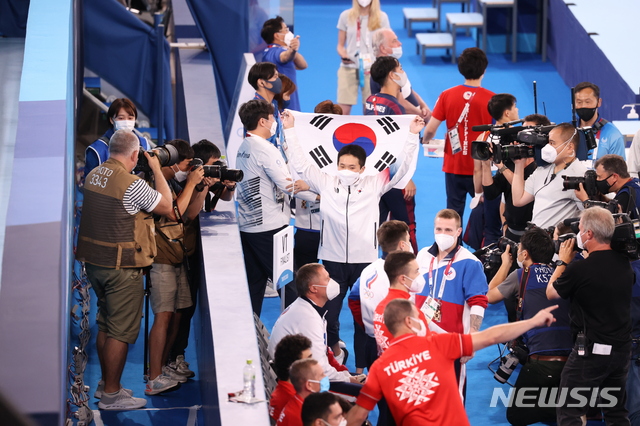 [도쿄(일본)=뉴시스] 최진석 기자 = 신재환이 2일 일본 도쿄 아리아케 체조경기장에서 열린 '2020 도쿄올림픽' 남자 도마 결승에서 연기를 펼치고 있다. 2021.08.02. myjs@newsis.com