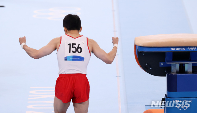 [도쿄(일본)=뉴시스] 최진석 기자 = 신재환이 2일 일본 도쿄 아리아케 체조경기장에서 열린 '2020 도쿄올림픽' 남자 도마 결승에서 연기를 마친 뒤 기뻐하고 있다. 2021.08.02. myjs@newsis.com