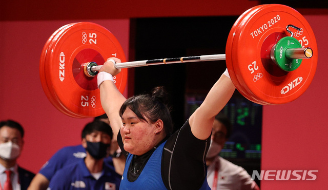 [도쿄(일본)=뉴시스] 이영환 기자 = 역도 국가대표 이선미가 2일 오후 일본 도쿄 국제포럼에서 열린 여자역도 최중량급(87kg 이상) 경기, 인상 2차시기 122kg 바벨을 들어 올리고 있다. 2021.08.02. 20hwan@newsis.com