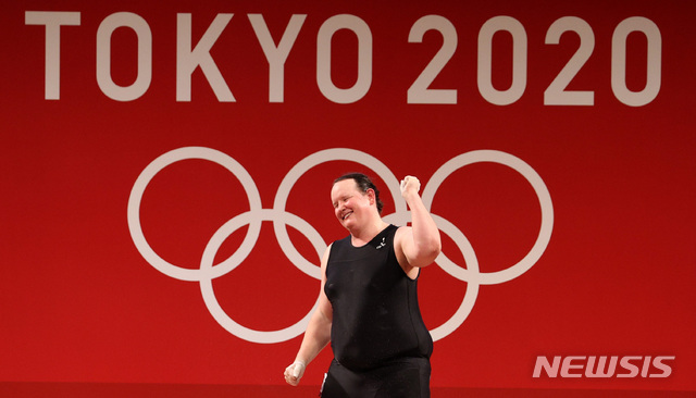 [도쿄(일본)=뉴시스] 이영환 기자 = 트렌스젠더 선수인 뉴질랜드 로렐 허버드가 2일 오후 일본 도쿄 국제포럼에서 열린 여자역도 최중량급(87kg 이상) 경기에서 인상 2차시기에 도전 후 환호하고 있다. 2021.08.02. 20hwan@newsis.com