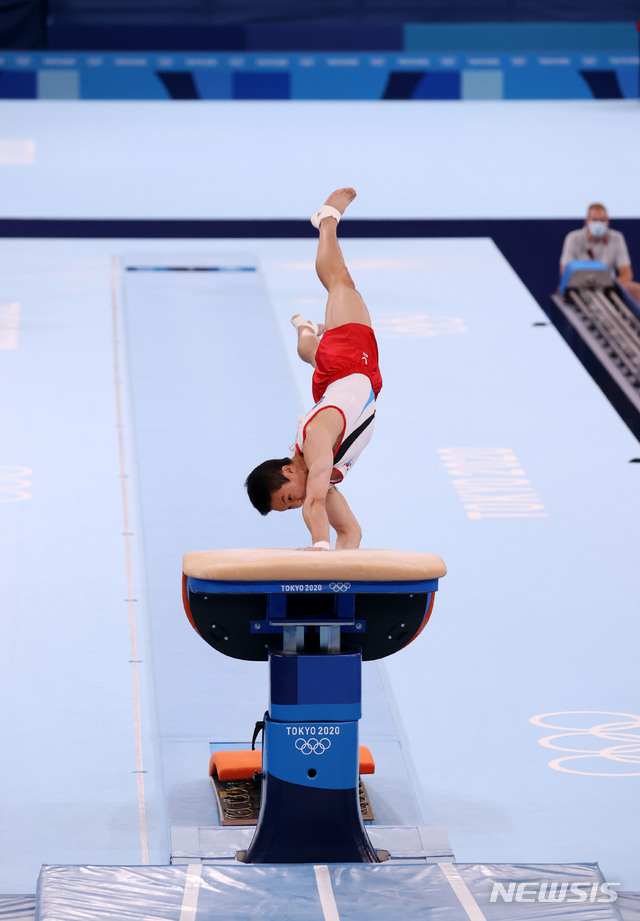 [도쿄(일본)=뉴시스] 최진석 기자 = 신재환이 2일 일본 도쿄 아리아케 체조경기장에서 열린 '2020 도쿄올림픽' 남자 도마 결승에서 연기를 펼치고 있다. 2021.08.02. myjs@newsis.com