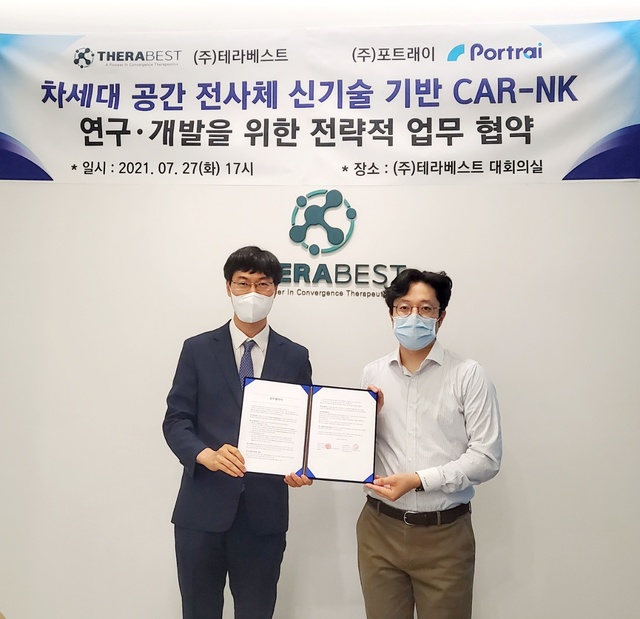 왼쪽부터) 황도원 테라베스트 연구소장, 이대승 포트래이 대표가 공간 전사체-인공지능 플랫폼 기술 기반 신약개발을 위한 업무협약을 체결했다. (사진=테라베스트 제공) *재판매 및 DB 금지