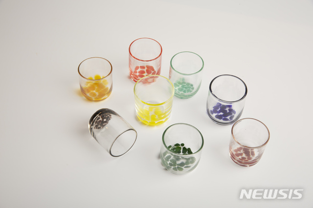 [전주=뉴시스]윤난슬 기자 = 한국전통문화전당은 전주공예품전시관이 여름 휴가철을 맞아 10% 할인 프로모션을 오는 31일까지 진행한다고 3일 밝혔다. 사진은 알록이달록이 소주잔 모습.(사진=전당 제공) 