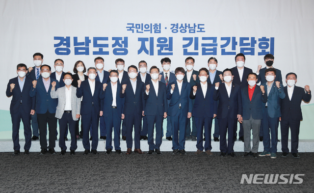 [창원=뉴시스] 홍정명 기자= 국민의힘 이준석(앞줄 오른쪽 여섯 번째부터) 당 대표와 하병필 경남도지사 권한대행 등이 3일 오전 경남 창원컨벤션센터 6층 회의실에서 '경남도정 지원 긴급간담회'를 마친 후 기념촬영을 하고 있다.(사진=경남도 제공) 2021.08.03. photo@newsis.com