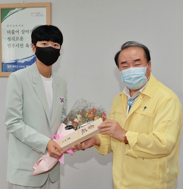 [광주=뉴시스] 도쿄 올림픽 양궁 3관왕 안산(20·광주여대)이 3일 광주시교육청을 찾아 장휘국 교육감과 기념사진을 찍는 모습. (사진 제공 = 광주시교육청) *재판매 및 DB 금지