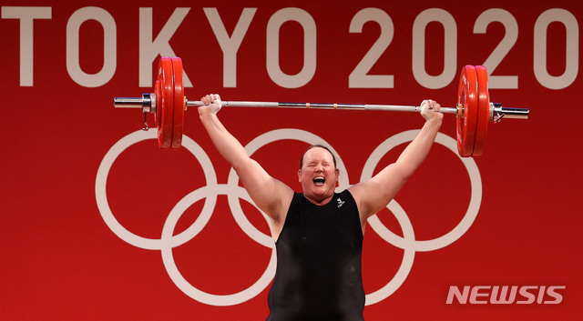 [사진=뉴시스] 트렌스젠더 선수인 뉴질랜드 로렐 허버드가 2일 오후 일본 도쿄 국제포럼에서 열린 여자역도 최중량급(87kg 이상) 경기에서 인상 2차시기에 도전하고 있다. 2021.08.03. photo@newsis.com *재판매 및 DB 금지