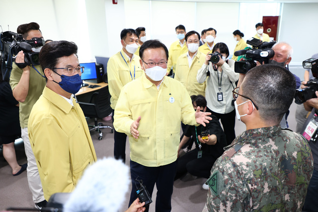 [대전=뉴시스] 조명휘 기자 = 김부겸 국무총리와 허태정 대전시장이 3일 대전 서구 관저동 한국발전인재개발원에 설치된 대전제2생활치료센터를 방문해 운영상황을 점검하고 있다. (사진= 대전시 제공) 2021.08.03. photo@newsis.com *재판매 및 DB 금지