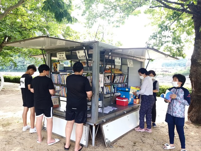 [서울=뉴시스]새마을운동중앙회(회장 염홍철)는 여름 휴가철을 맞아 새마을문고중앙회(회장 박경수) 주관으로 전국 피서지에서 시민들에게 무료로 책을 빌려주는 2021 피서지새마을문고를 운영하고 있다. 사진은 경북 영양군 선바위 관광지에 개소한 새마을피서지 문고로, 시민들이 책을 대여하고 있는 모습. 사진 새마을운동중앙회