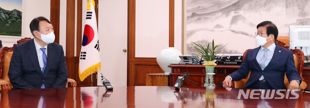 [서울=뉴시스] 전신 기자 = 박병석 국회의장이 3일 서울 여의도 국회 집무실에서 국민의힘 대권주자인 윤석열 전 검찰총장을 만나 환담하고 있다. (공동취재사진) 2021.08.03. photo@newsis.com