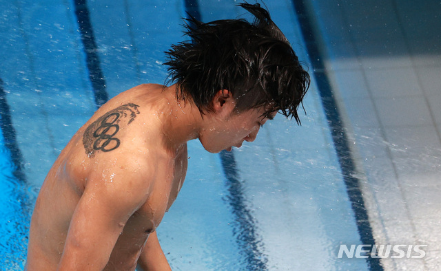 [도쿄(일본)=뉴시스] 이영환 기자 = 수영 국가대표 우하람이 3일 오전 일본 도쿄 아쿠아틱스 센터에서 열린 남자 다이빙 3m 스프링보드 준결승에서 2차 시기를 마친 후 이동하고 있다. 2021.08.03. 20hwan@newsis.com