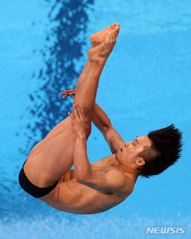 [도쿄(일본)=뉴시스] 이영환 기자 = 수영 국가대표 우하람이 3일 오전 일본 도쿄 아쿠아틱스 센터에서 열린 남자 다이빙 3m 스프링보드 준결승 6차 시기에서 연기를 펼치고 있다. 2021.08.03. 20hwan@newsis.com