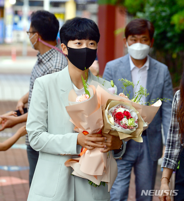 [광주=뉴시스] 류형근 기자 = 2020 도쿄올림픽 양궁 3관왕 안산이 3일 오전 광주 북구 문산초등학교 모교를 방문한 가운데 후배와 교사들이 꽃다발을 전달하며 환영하고 있다. 2021.08.03. hgryu77@newsis.com