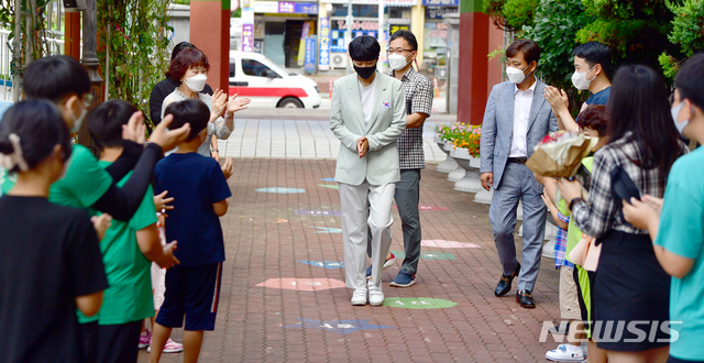 [광주=뉴시스] 류형근 기자 = 2020 도쿄올림픽 양궁 3관왕 안산이 3일 오전 광주 북구 문산초등학교 모교를 방문한 가운데 후배와 교사들이 박수를 치며 안산을 환영하고 있다. 2021.08.03. hgryu77@newsis.com