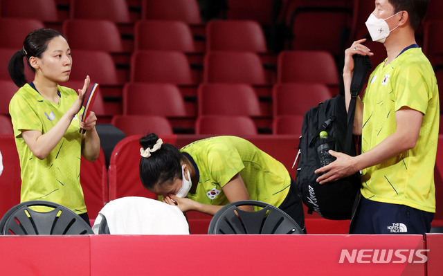 [도쿄(일본)=뉴시스] 최진석 기자 = 탁구 신유빈이 3일 일본 도쿄체육관에서 열린 '2020 도쿄올림픽' 여자 탁구 단체전 8강 대한민국과 독일의 경기에서 패하며 탈락 뒤 아쉬워하고 있다. 2021.08.03. myjs@newsis.com