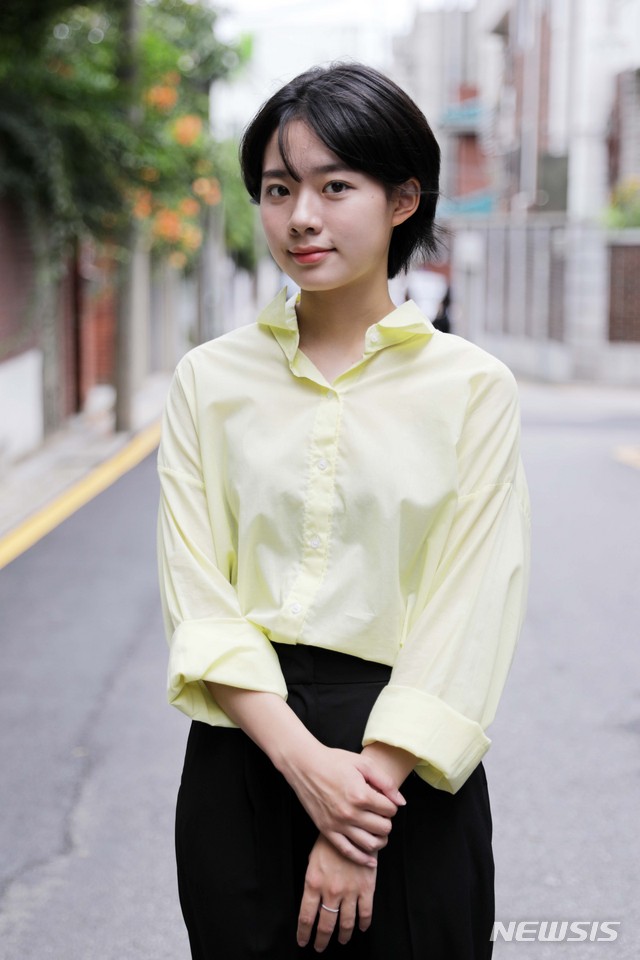 [서울=뉴시스] 박진희 기자 = 배우 이재인이 지난 3일 서울 강남구 한 카페에서 SBS 드라마 '라켓소년단' 종영 라운드 인터뷰에 앞서 사진 촬영을 하고 있다. 2021.08.10. pak7130@newsis.com