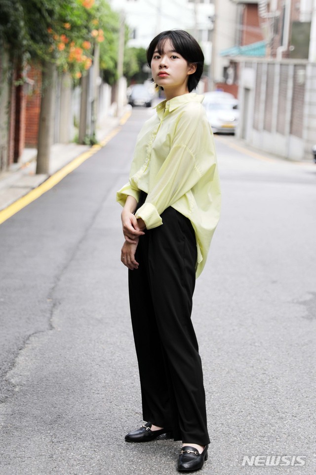 [서울=뉴시스] 박진희 기자 = 배우 이재인이 지난 3일 서울 강남구 한 카페에서 SBS 드라마 '라켓소년단' 종영 라운드 인터뷰에 앞서 사진 촬영을 하고 있다. 2021.08.10. pak7130@newsis.com