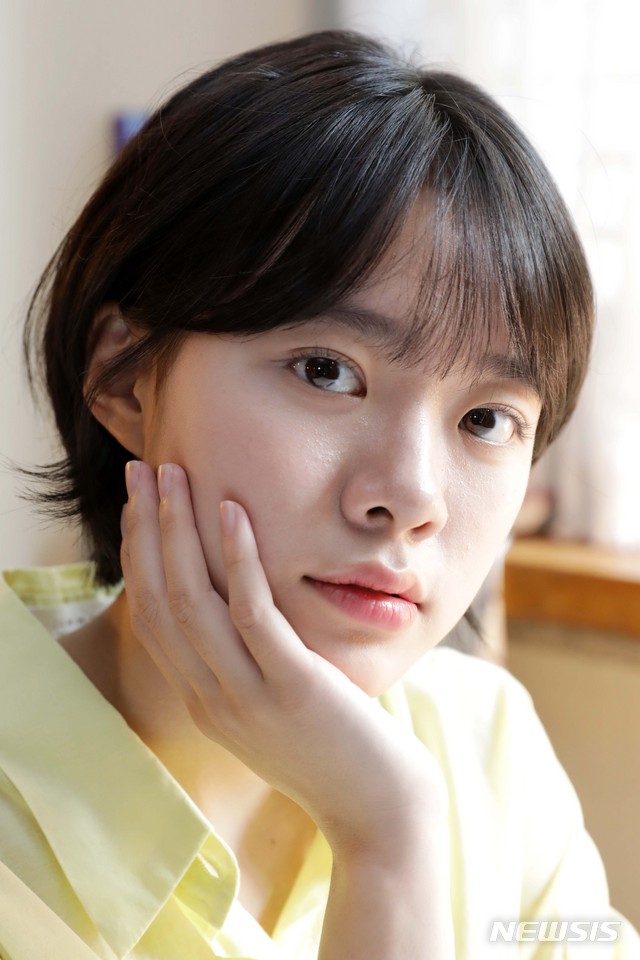 [서울=뉴시스] 박진희 기자 = 배우 이재인이 지난 3일 서울 강남구 한 카페에서 SBS 드라마 '라켓소년단' 종영 라운드 인터뷰에 앞서 사진 촬영을 하고 있다. 2021.08.10. pak7130@newsis.com