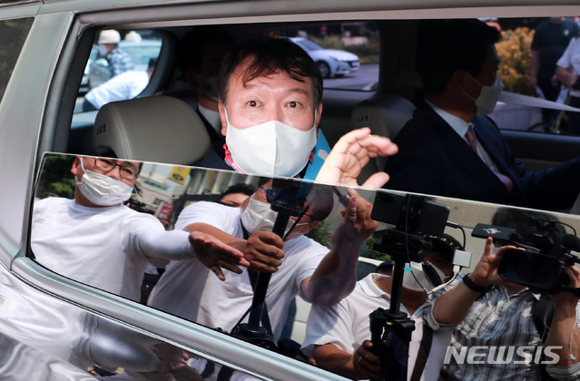 [서울=뉴시스] 국회사진기자단 = 국민의힘 대권주자인 윤석열 전 검찰총장이 3일 오후 서울 은평구 응암역 앞에서 은평갑 당원협의회 소속 당원들과 함께 국민의힘 당원 가입을 독려하는 홍보 활동을 마친 후 차량에 탑승하고 있다. 2021.08.03. photo@newsis.com