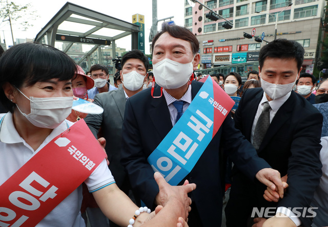 [서울=뉴시스] 국회사진기자단 = 국민의힘 대권주자인 윤석열 전 검찰총장이 지난 3일 오후 서울 은평구 응암역 앞에서 은평갑 당원협의회 소속 당원들과 함께 국민의힘 당원 가입을 독려하는 홍보 활동을 하고 있다. 2021.08.03. photo@newsis.com