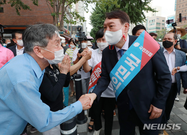 [서울=뉴시스] 국회사진기자단 = 국민의힘 대권주자인 윤석열 전 검찰총장이 3일 오후 서울 은평구 응암역 앞에서 은평갑 당원협의회 소속 당원들과 함께 국민의힘 당원 가입을 독려하는 홍보 활동을 하고 있다. 2021.08.03. photo@newsis.com