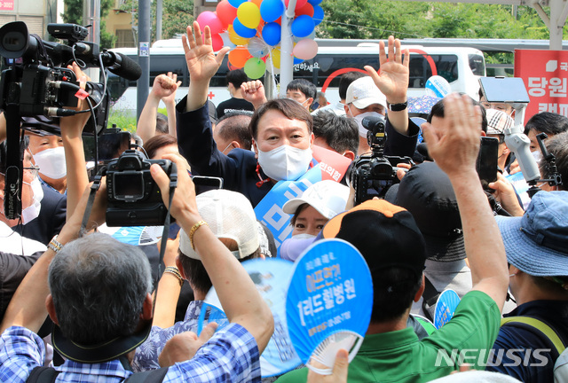 [서울=뉴시스] 국회사진기자단 = 국민의힘 대권주자인 윤석열 전 검찰총장이 3일 오후 서울 은평구 응암역 앞에서 은평갑 당원협의회 소속 당원들과 함께 국민의힘 당원 가입을 독려하는 홍보 활동을 하고 있다. 2021.08.03. photo@newsis.com