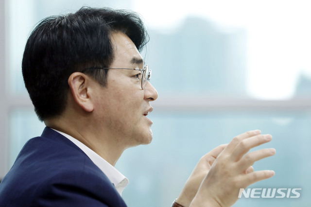 [서울=뉴시스] 최동준 기자 = 더불어민주당 대선 경선 후보 박용진 의원이 3일 서울 여의도 국회 의원회관 집무실에서 뉴시스와 인터뷰를 하고 있다. 2021.08.04. photocdj@newsis.com