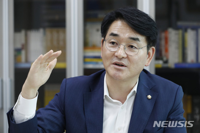 [서울=뉴시스] 최동준 기자 = 더불어민주당 대선 경선 후보 박용진 의원이 3일 서울 여의도 국회 의원회관 집무실에서 뉴시스와 인터뷰를 하고 있다. 2021.08.04. photocdj@newsis.com