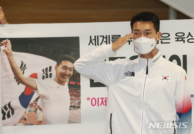 [인천공항=뉴시스] 고승민 기자 = 도쿄올림픽 육상 높이뛰기에서 4위를 기록하며 대한민국 신기록을 달성한 우상혁(국군체육부대)이 3일 인천국제공항 2터미널을 통해 귀국, 거수경례를 하고 있다. 2021.08.03. kkssmm99@newsis.com