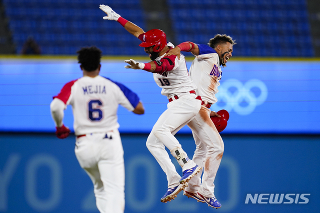 [요코하마=AP/뉴시스] 도미니카공화국 야구대표팀 호세 바티스타(가운데)가 3일 이스라엘과 경기에서 9회 끝내기 안타를 때려낸 뒤 기뻐하고 있다. 2021.08.03.