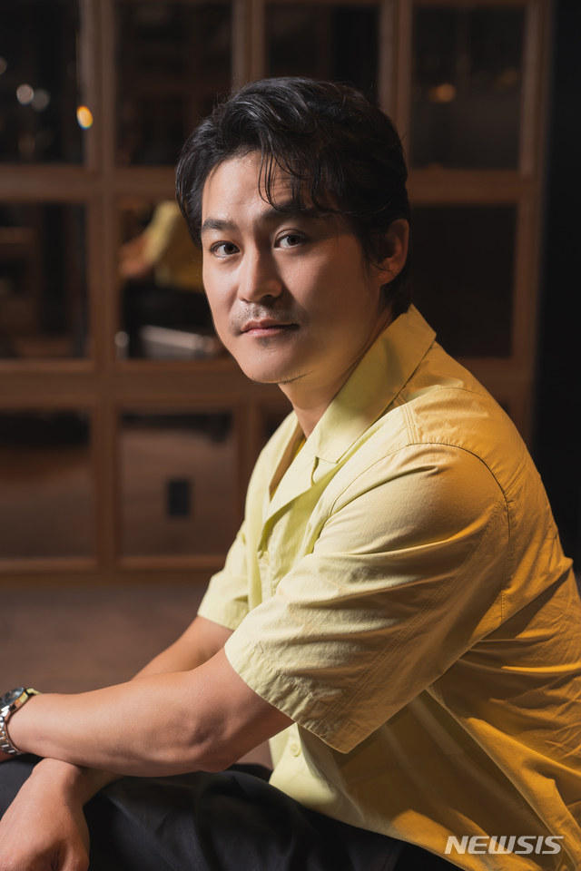 [서울=뉴시스] 영화 '싱크홀' 김성균. (사진=쇼박스 제공) 2021.08.04 photo@newsis.com