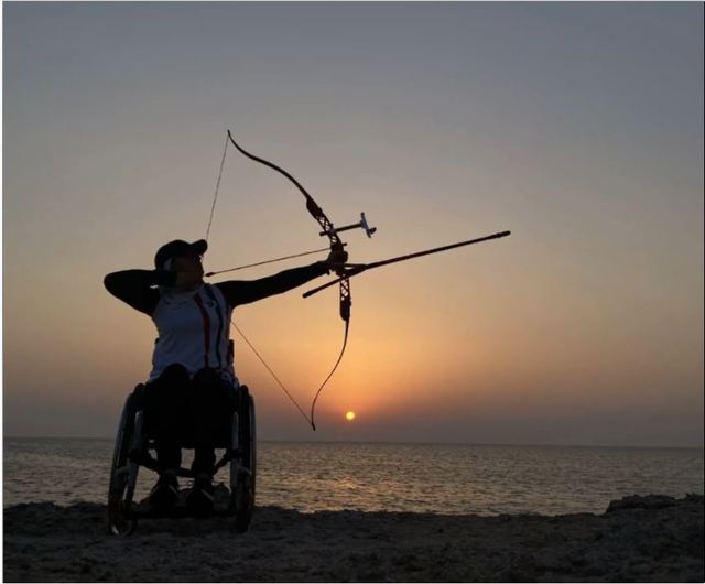 [서울=뉴시스] 이란의 키시 섬(Kish Island)에서 네마티가 석양을 뒤로하고 화살을 쏘고 있다. (사진=네마티 SNS) 2021.08.04 photo@newsis.com *재판매 및 DB 금지