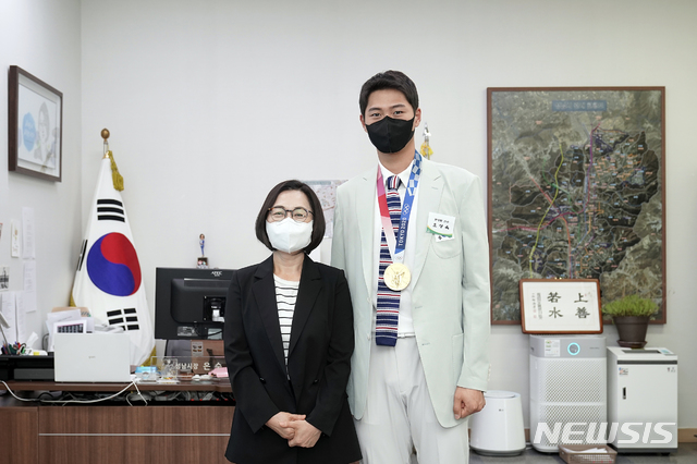 [성남=뉴시스]은수미 성남시장과 오상욱 선수