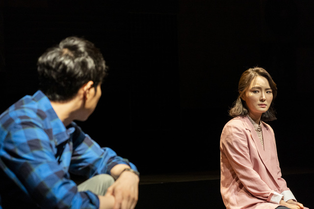 [서울=뉴시스] 연극 '산책하는 침략자'. 2021.08.05. (사진 = 창작집단 LAS·IRO 컴퍼니 제공) photo@newsis.com