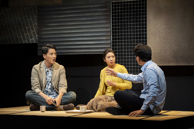 [서울=뉴시스] 연극 '산책하는 침략자'. 2021.08.05. (사진 = 창작집단 LAS·IRO 컴퍼니 제공) photo@newsis.com