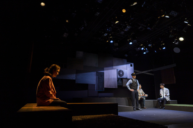 [서울=뉴시스] 연극 '산책하는 침략자'. 2021.08.05. (사진 = 창작집단 LAS·IRO 컴퍼니 제공) photo@newsis.com