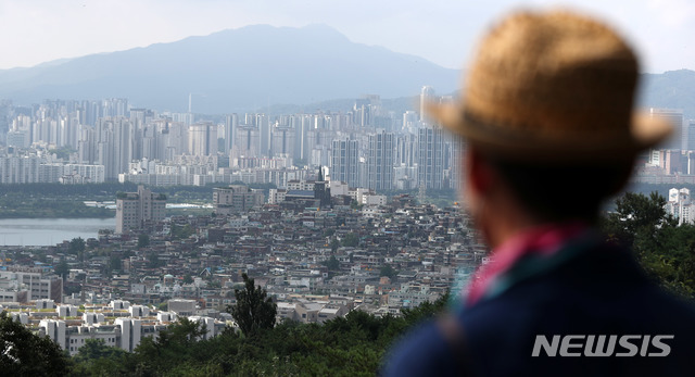 [서울=뉴시스] 추상철 기자 = 4일 오전 서울 용산구 남산에서 내려다 본 도심. 2021.08.04. scchoo@newsis.com 이 사진은 기사 내용과 직접적 관련 없음