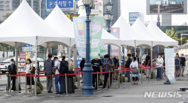 [서울=뉴시스] 홍효식 기자 = 코로나19 신규 확진자가 1,725명으로 집계된 4일 오전 서울역 광장에 마련된 중구 임시 선별검사소에서 시민들이 검사를 받기 위해 기다리고 있다. 2021.08.04. yesphoto@newsis.com