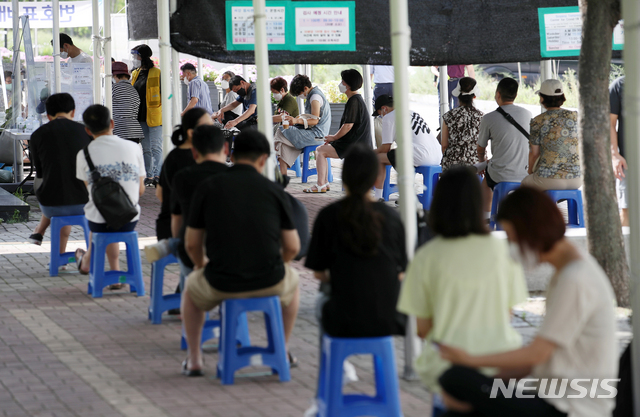 [서울=뉴시스] 조성우 기자 = 코로나19 신규 확진자가 1725명을 기록한 4일 오전 서울 마포구 서강대역사 광장 임시선별검사소에서 시민들이 검사를 받기 위해 기다리고 있다. 2021.08.04. xconfind@newsis.com