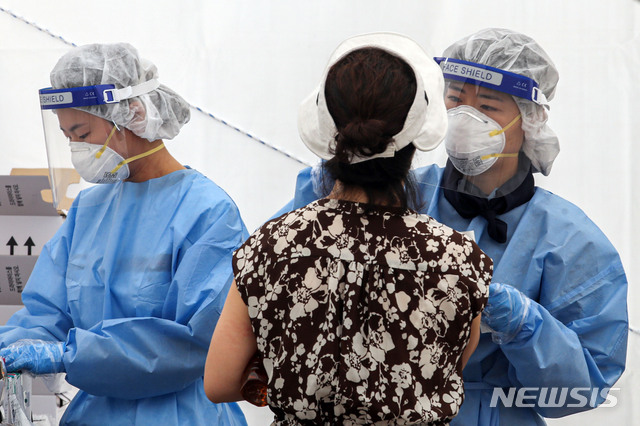 [서울=뉴시스] 권창회 기자 = 코로나19 신규 확진자가 1,725명으로 집계된 4일 오전 서울 마포구 서강대역사 광장 임시선별검사소에서 의료진이 검체채취를 하고 있다. 2021.08.04. kch0523@newsis.com