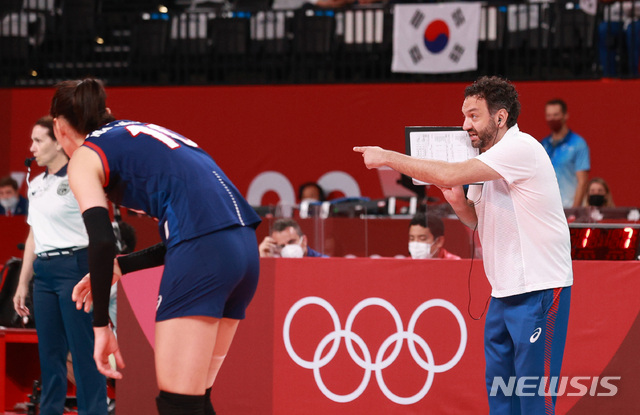 [도쿄(일본)=뉴시스] 이영환 기자 = 4일 오전 일본 도쿄 아리아케 아레나에서 열린 도쿄올림픽 여자배구 8강전 대한민국과 터키의 경기, 대한민국 스테파노 라바리니 감독이 작전지시를 하고 있다. 2021.08.04. 20hwan@newsis.com