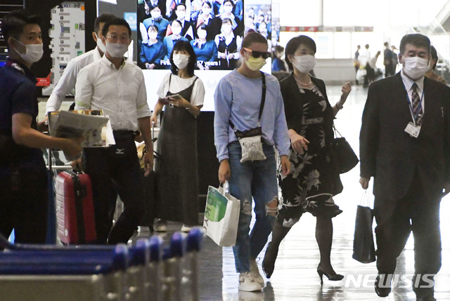 [도쿄=AP/뉴시스]도쿄올림픽 참가를 위해 방일했다가 제 3국으로 망명을 희망한 벨라루스의 육상 선수 크리스치나 치마노우스카야(24)가 4일 오전 나리타 공항에 도착한 모습. 그는 이날 오전 오스트리아 빈을 거쳐 폴란드로 가는 비행기에 탑승해 일본을 떠났다. 폴란드로 망명했다. 2021.07.04.