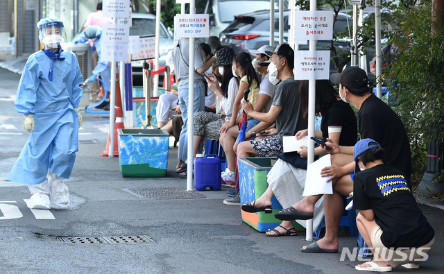 [대구=뉴시스] 이무열 기자 = 대구지역 코로나19 확진자가 75명으로 집계된 4일 오전 대구 수성구 보건소 선별진료소에서 시민들이 검사를 받기 위해 대기하고 있다. 2021.08.04. lmy@newsis.com